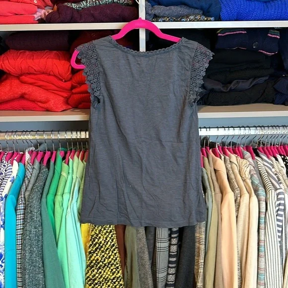 Loft gray embroidered cap sleeve scoop neck top size XS - Picture 3 of 3